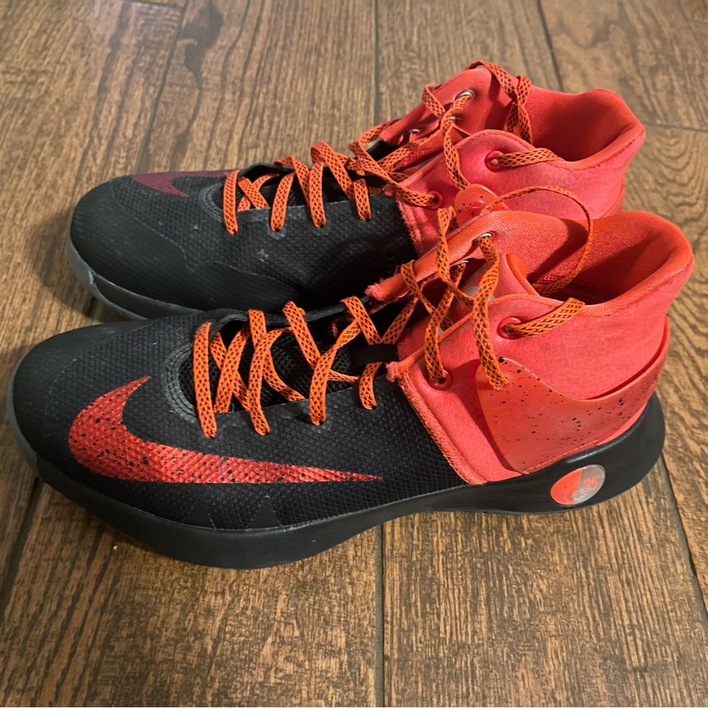 Like New Kevin Durant Nike Basketball shoes. Size 9.5.